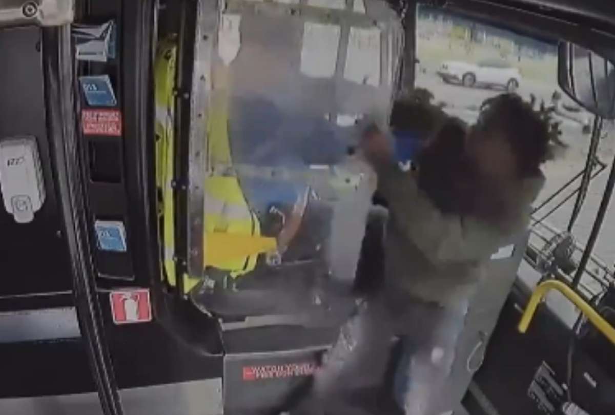 EE.UU.: sujeto atacó al conductor de un autobús y lo hizo chocar