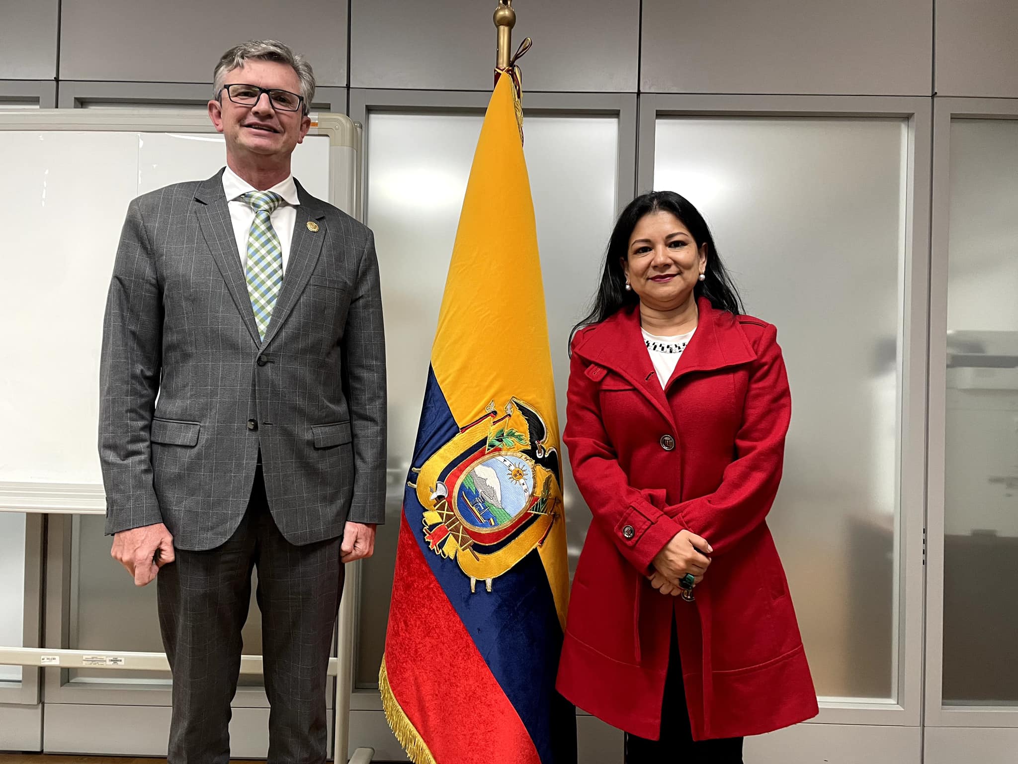 Diálogo entre Isabel M. Enrríquez y Juan Carlos Vega impulsa desarrollo en la Amazonía