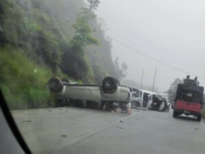 Lee más sobre el artículo Dos camionetas se vieron involucrada en un accidente de Tránsito en la Vía Zamora – Loja