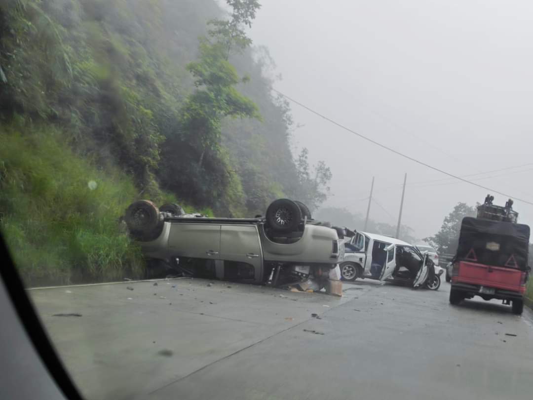 En este momento estás viendo Dos camionetas se vieron involucrada en un accidente de Tránsito en la Vía Zamora – Loja