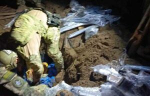 Lee más sobre el artículo Fuerzas Armadas descubrieron armas en un terreno baldío que presuntamente pertenecen a los Choneros