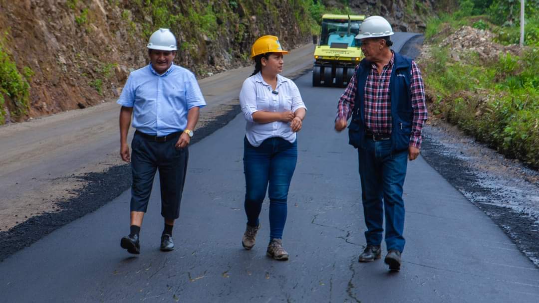 Lee más sobre el artículo El asfalto en la vía a Yacuambia no se detiene