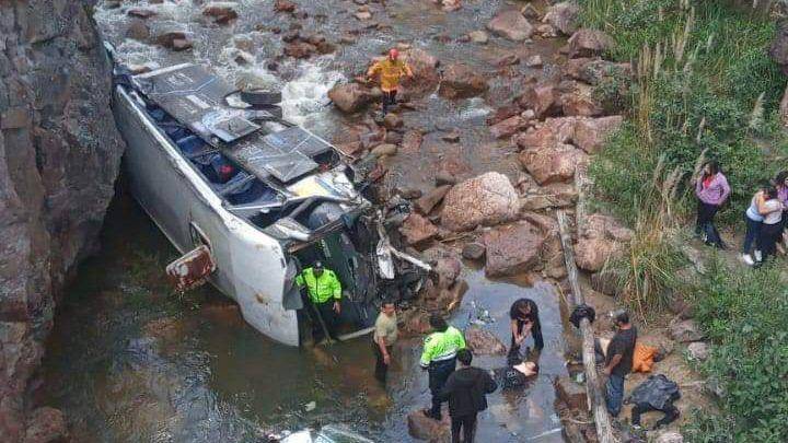 Lee más sobre el artículo Vía Cuenca-Loja: bus con deportistas cayó a un río y dejó al menos cuatro fallecidos