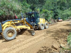 Lee más sobre el artículo Prefectura de Zamora Chinchipe continúa con el mantenimiento vial en varios sectores rurales