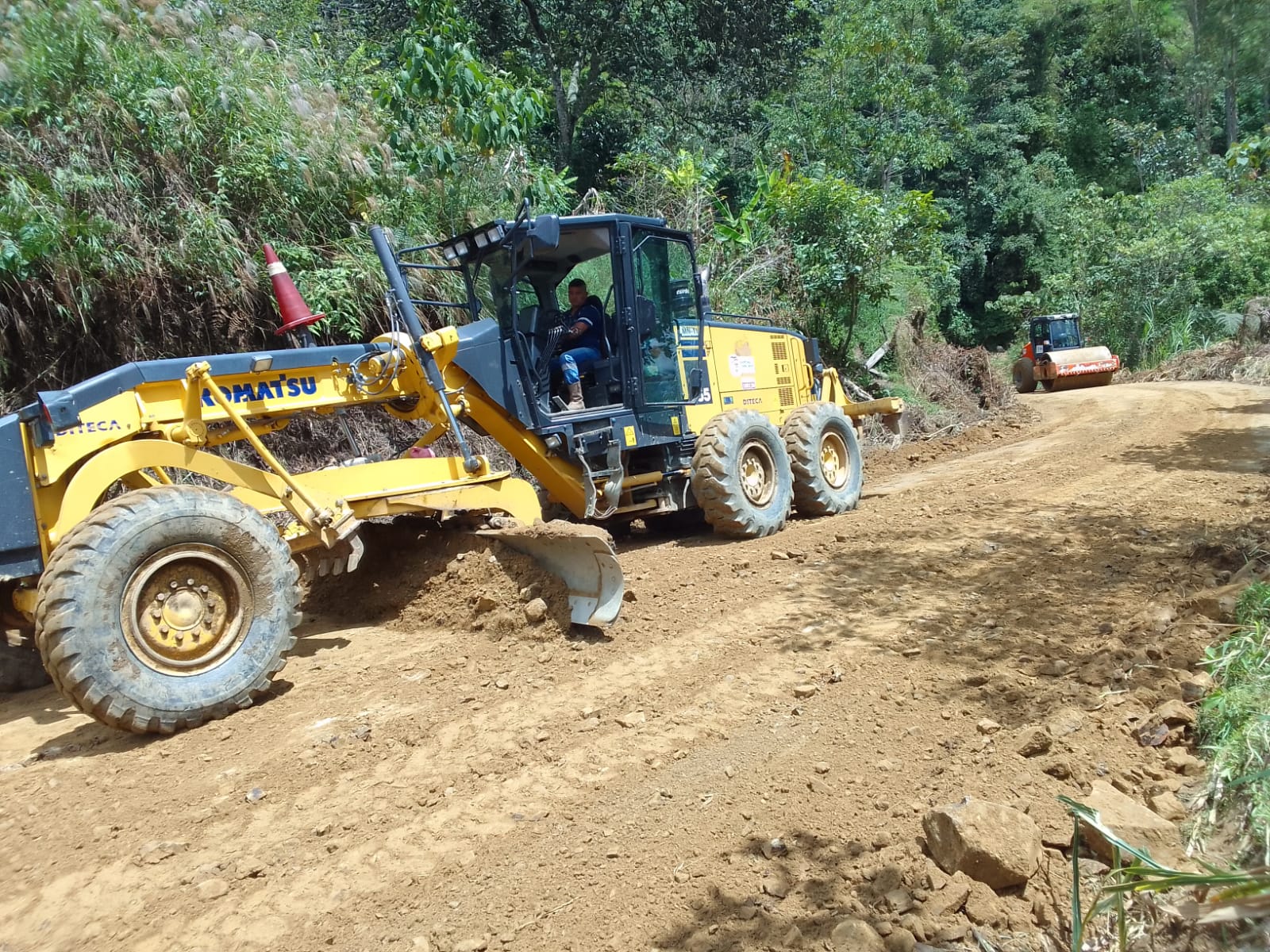 En este momento estás viendo Prefectura de Zamora Chinchipe continúa con el mantenimiento vial en varios sectores rurales