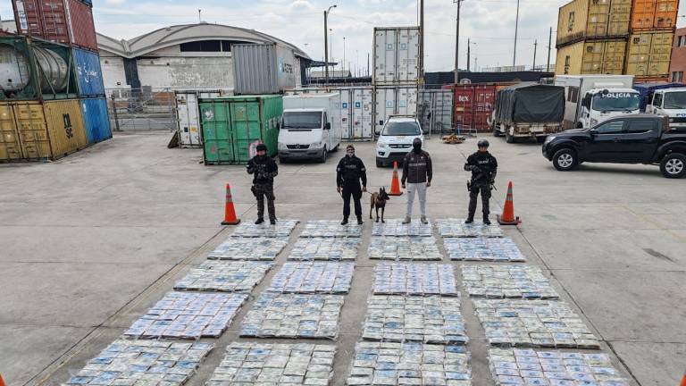 En este momento estás viendo Con ayuda de un perro adiestrado, la Policía decomisó una tonelada de cocaína en Guayas con destino a Bulgaria