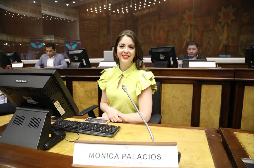 En este momento estás viendo Mónica Palacios, suspendida por 60 días sin sueldo por acoso laboral en la Asamblea Nacional