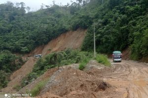 Interrupción del tráfico en la vía al cantón Yacuambi sector Jembuentza