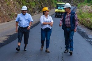 El asfalto en la vía a Yacuambia no se detiene