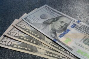 Lee más sobre el artículo Las tasas de interés referenciales oscilan entre 4,9 % y 20,8 % en 13 segmentos de crédito en Ecuador