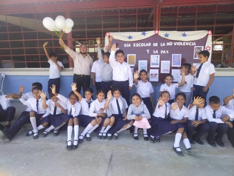 Niños, niñas y adolescentes conmemoran el Día Escolar de la No ...