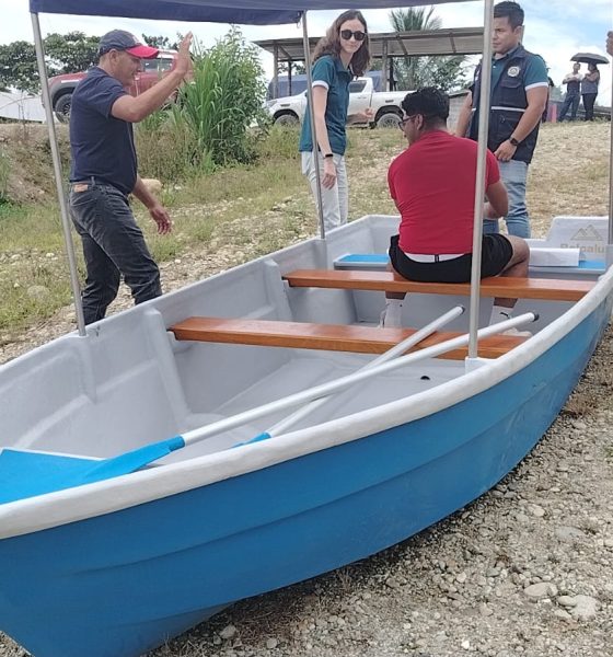 Distrito Minero Chinapintza fortalece el turismo en Paquisha con la entrega de un bote en el barrio Cisam