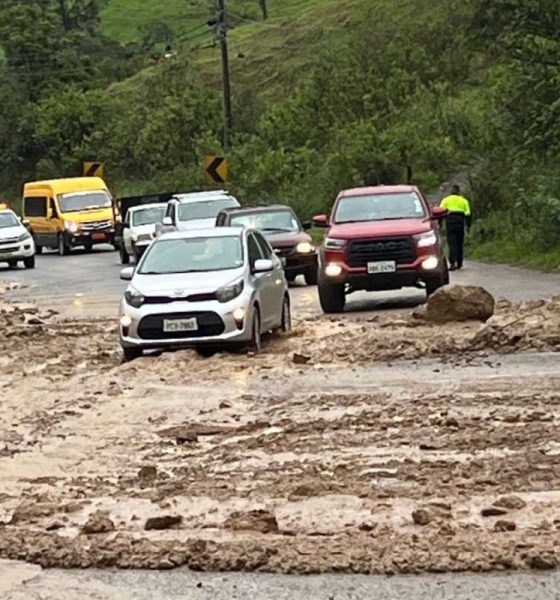 Deslizamiento de lodo afecta la vía Cuenca-Girón-Pasaje