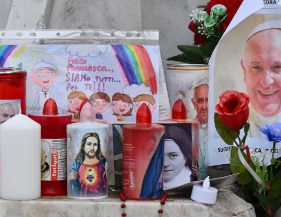Vaticano da detalles sobre el estado ‘crítico’ del Papa Francisco y convoca a un rosario de oración