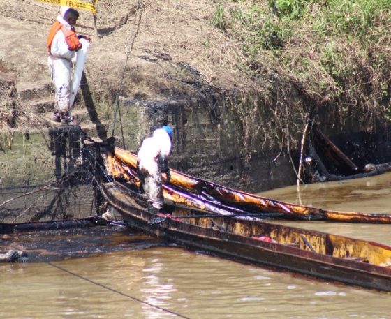 Esmeraldas: alerta ambiental en el río Caple tras crecida que arrastra restos de petróleo