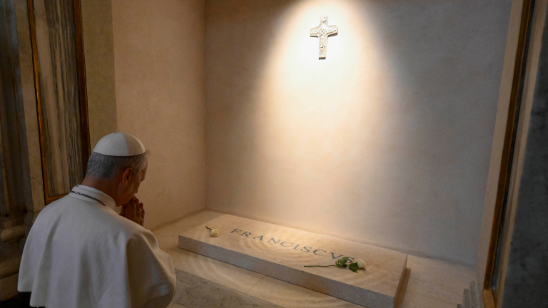 León XIV visita la tumba de Francisco y promete seguir su legado espiritual