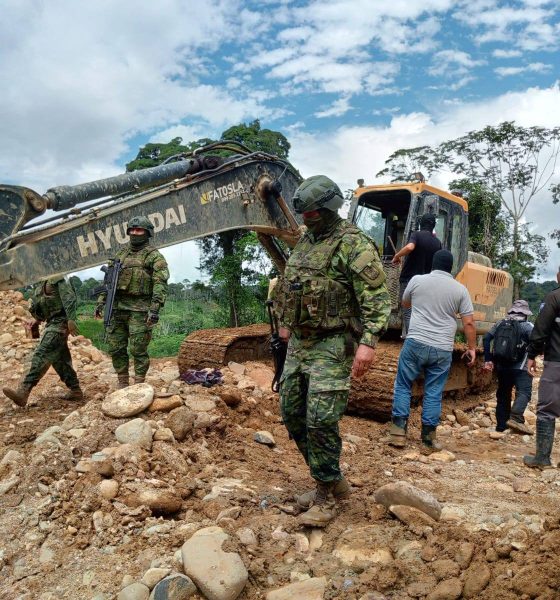 Fuerzas Armadas ejecutan 11 máquinas en operación contra la minería ilegal en Huambuno, Napo