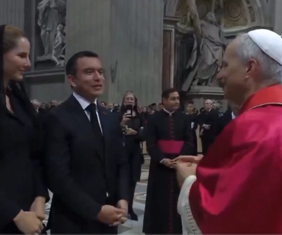 Daniel Noboa y su esposa, Lavinia Valbonesi, conversaron con el papa León XIV en el inicio de su pontificado