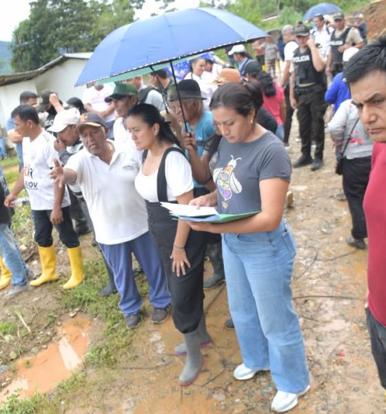 Gobernadora verifica daños ambientales tras protesta ciudadana en Yantzaza