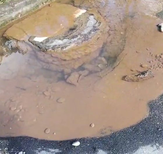 Habitantes de San Carlos de las Minas exigen revisión técnica y contractual por fallas en calle asfaltada