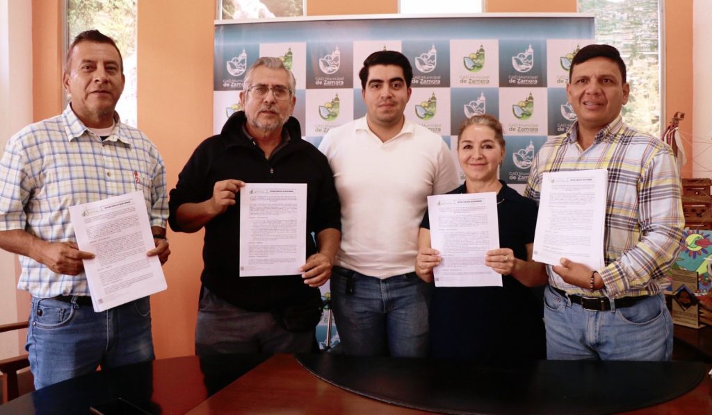 El GAD Municipal de Zamora reconoce la trayectoria de dos servidores ...