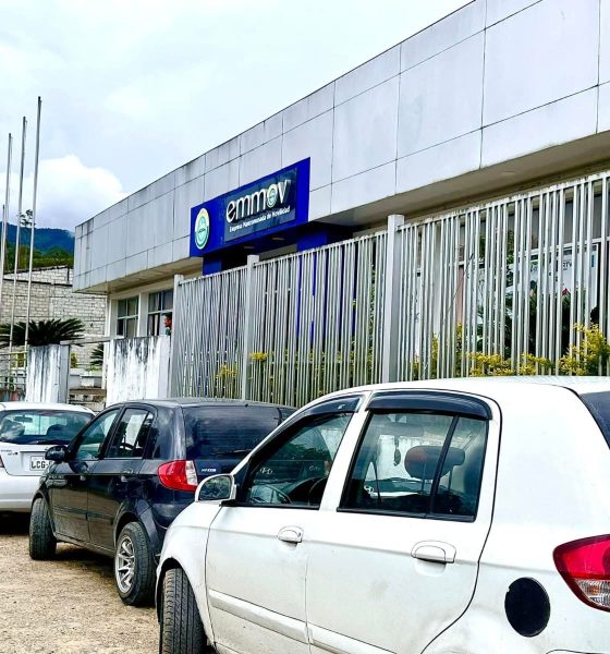 Usuarios denuncian negligencia administrativa en EMMOV por incumplimiento en la emisión de documentos vehiculares