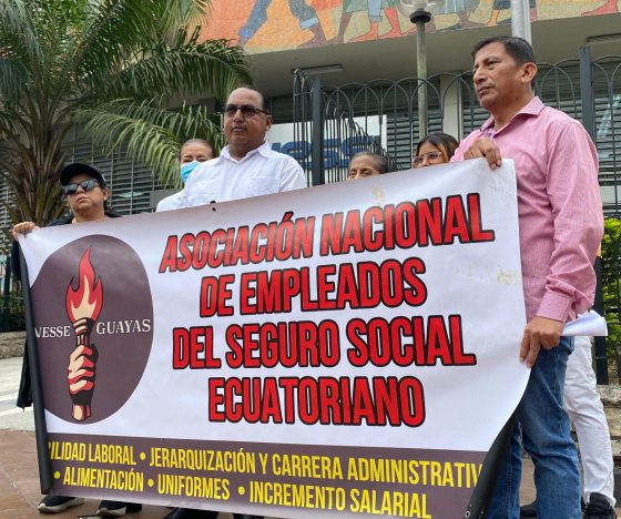 “Nos llaman vagos, pero dimos la vida en pandemia”: trabajadores del IESS protestan en Guayaquil tras despidos masivos
