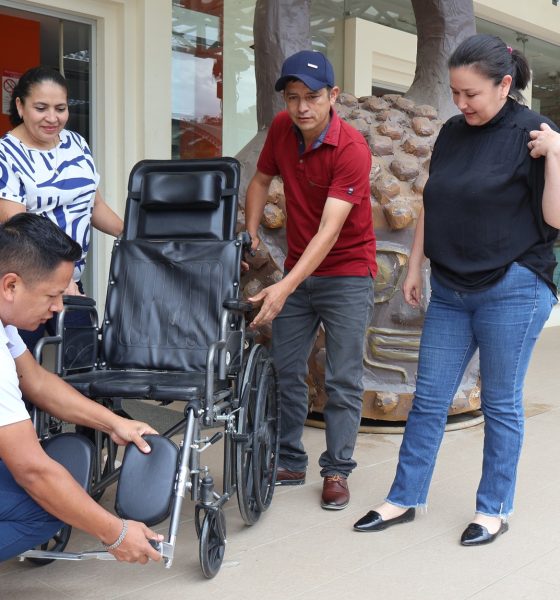 Concejales entregan silla de ruedas a la Unidad de Atención Social del GAD Municipal de Palanda