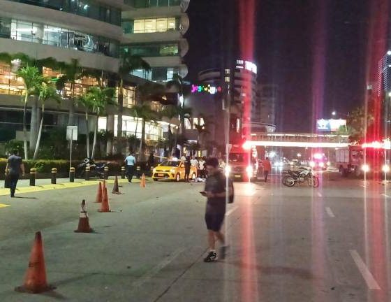 Vehículo explota a las afueras del Mall del Sol, en Guayaquil