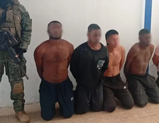 Ejército de Ecuador captura a cinco presuntos miembros de grupo disidente de las FARC