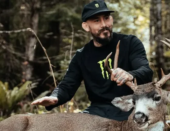 Ecuatorianos critican a Chito Vera tras fotos cazando un ciervo