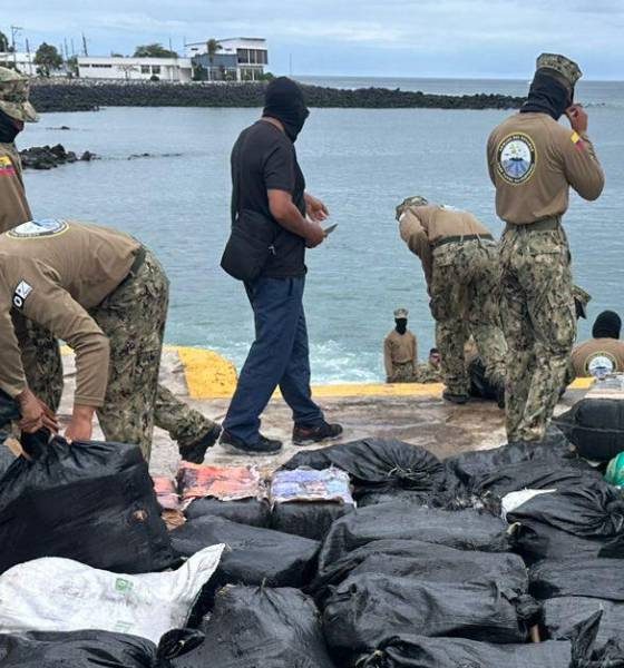 Marinos hallan 1 300 bloques de cocaína en una playa inhóspita de Galápagos