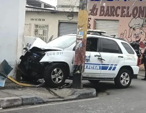 Asesinan a policía mientras se movilizaba en un patrullero en el sur de Guayaquil
