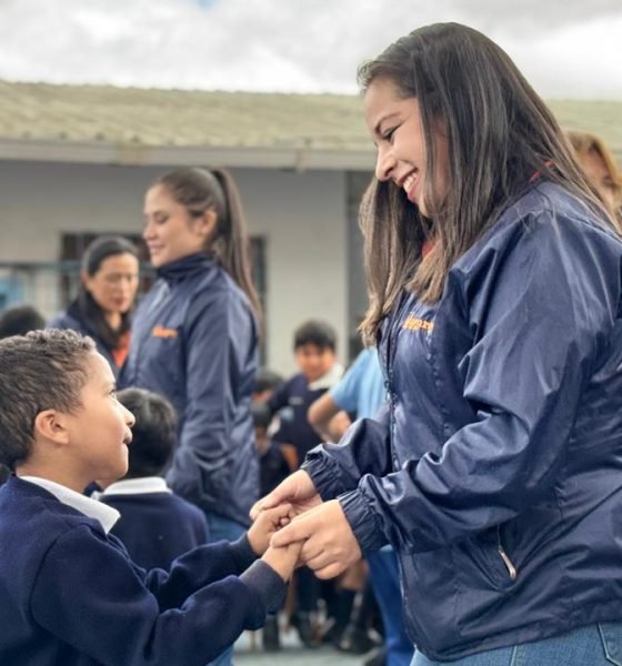 Serenatas en instituciones educativas rindieron homenaje al Día del Maestro en la Zona 7
